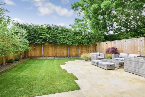 30 Aperdele Road, Leatherhead, KT22 7QT