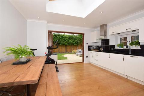 30 Aperdele Road, Leatherhead, KT22 7QT