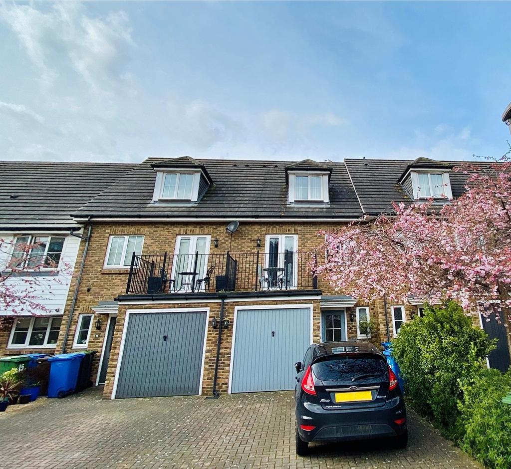 Finch Close Faversham ME13 8JX 3 bed townhouse £1,200 pcm (£277 pw)