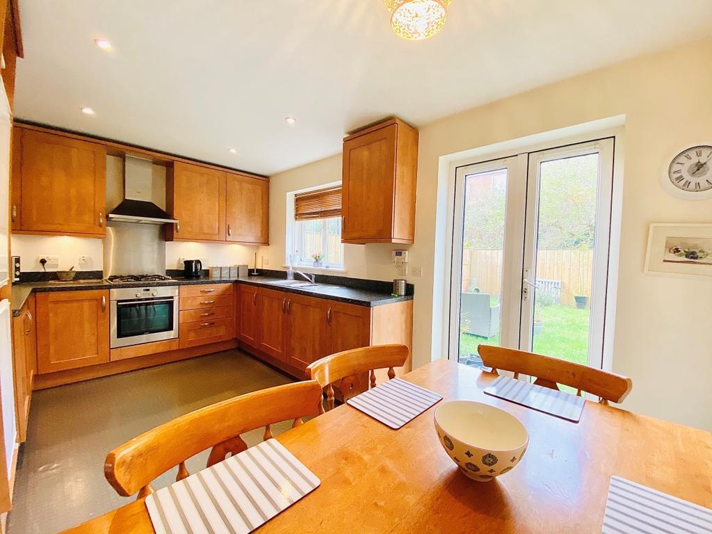 Finch Close Faversham ME13 8JX 3 bed townhouse £1,200 pcm (£277 pw)