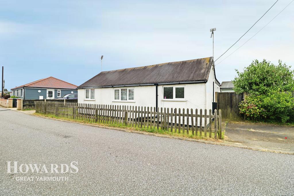 The Glebe, Hemsby 2 bed detached bungalow £100,000