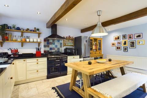 6 Wall Hill Road, Dobcross, Oldham, OL3 5BW