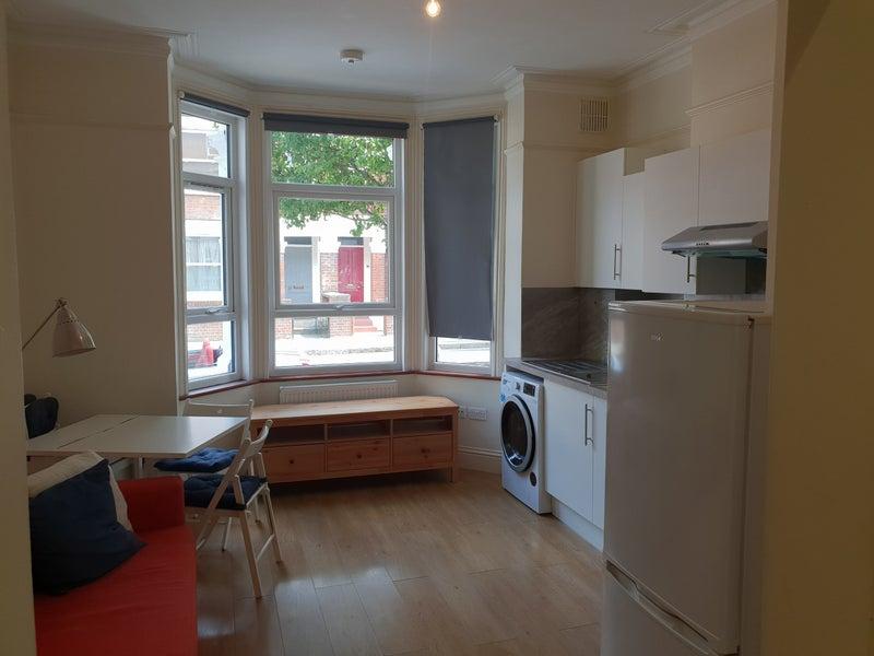 Tunis Road, London W12 1 bed flat £1,257 pcm (£290 pw)