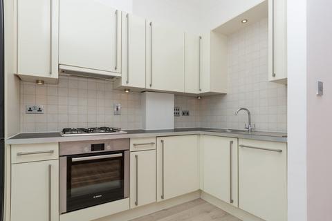 2 bedroom flat to rent, St. Peters Street, St. Albans