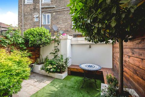 11 Alfearn Road, London, E5 0SE