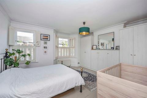 11 Alfearn Road, London, E5 0SE