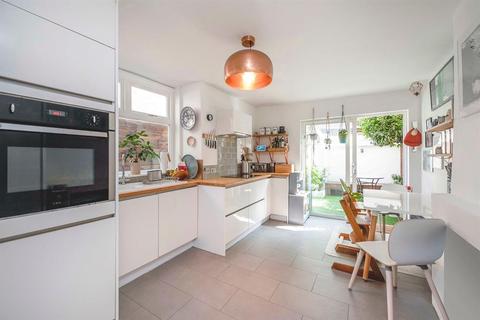11 Alfearn Road, London, E5 0SE