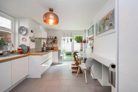 11 Alfearn Road, London, E5 0SE