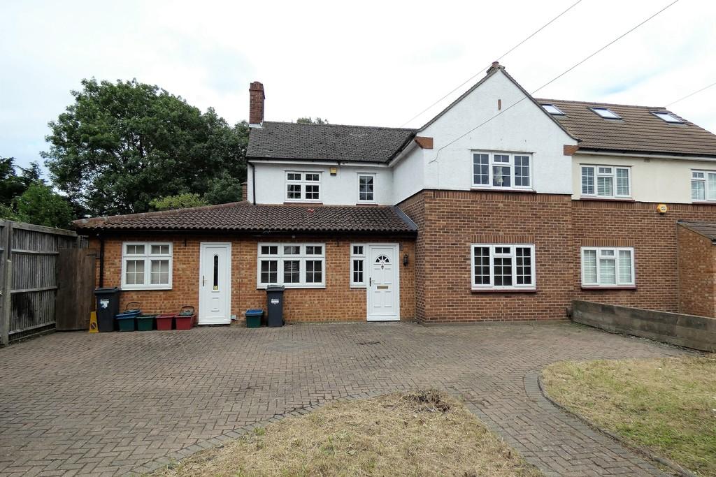Hounslow Road, Hanworth, Feltham 5 bed semidetached house £2,050 pcm