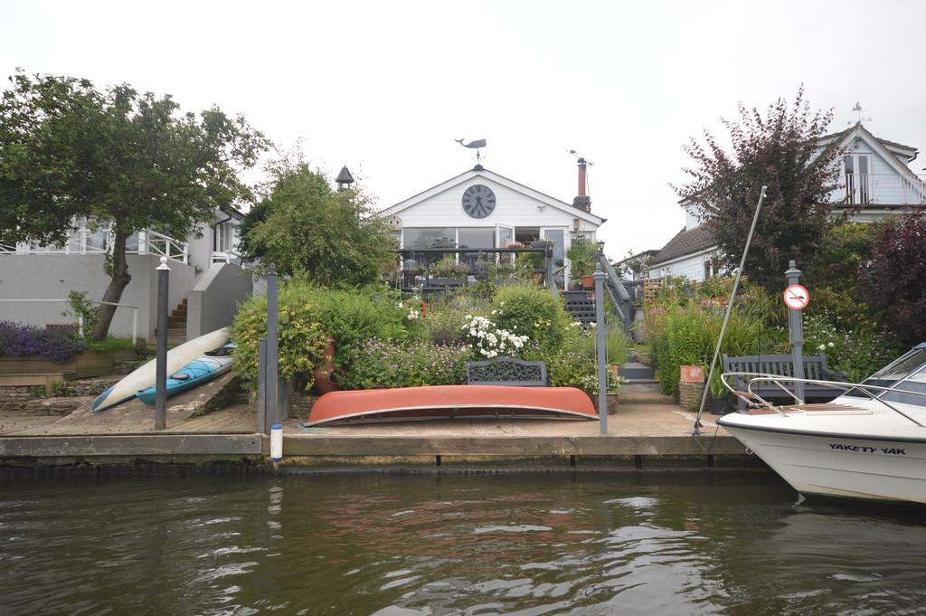 The Island, Thames Ditton 2 bed detached bungalow £925,000