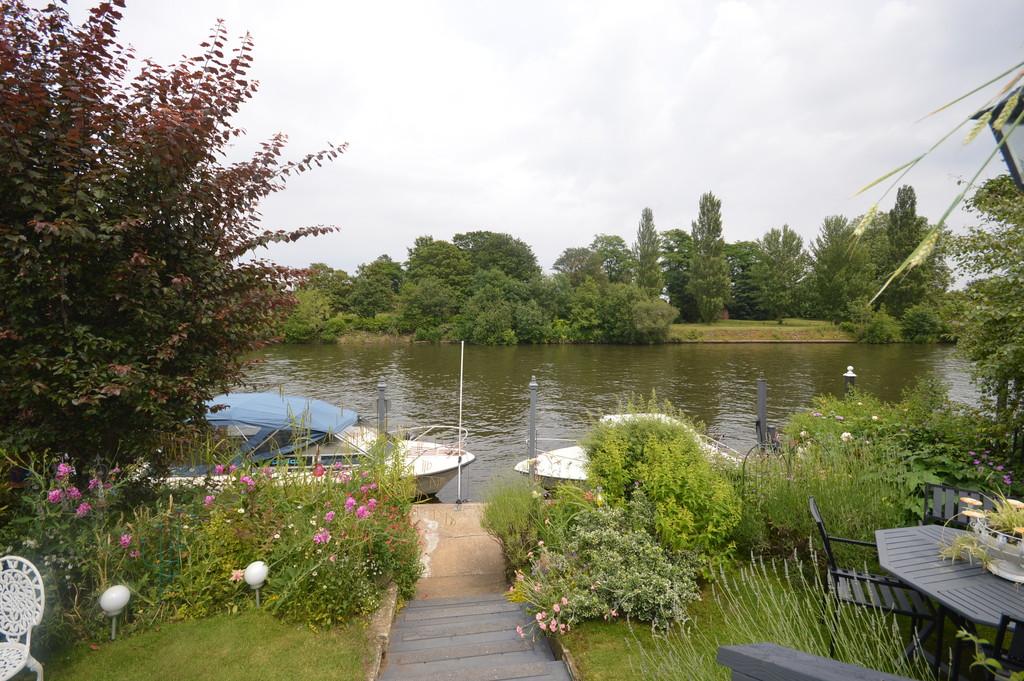 The Island, Thames Ditton 2 bed detached bungalow £925,000