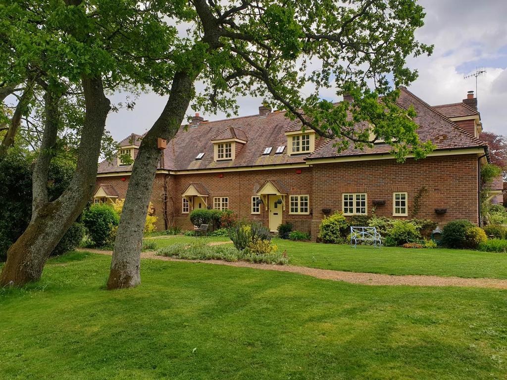 Hurn Court, Christchurch, Dorset 2 bed cottage £1,395 pcm (£322 pw)