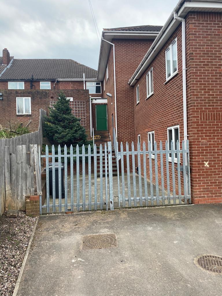 Walsall Road, West Bromwich, B71 3HP Property £25,000 pcm (£5,769 pw)