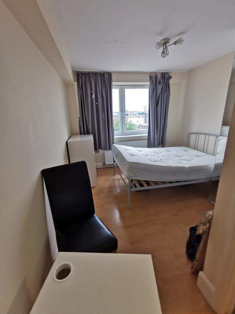 56 Boulcott Street, Limehouse... 3 bed flat £1,950 pcm (£450 pw)