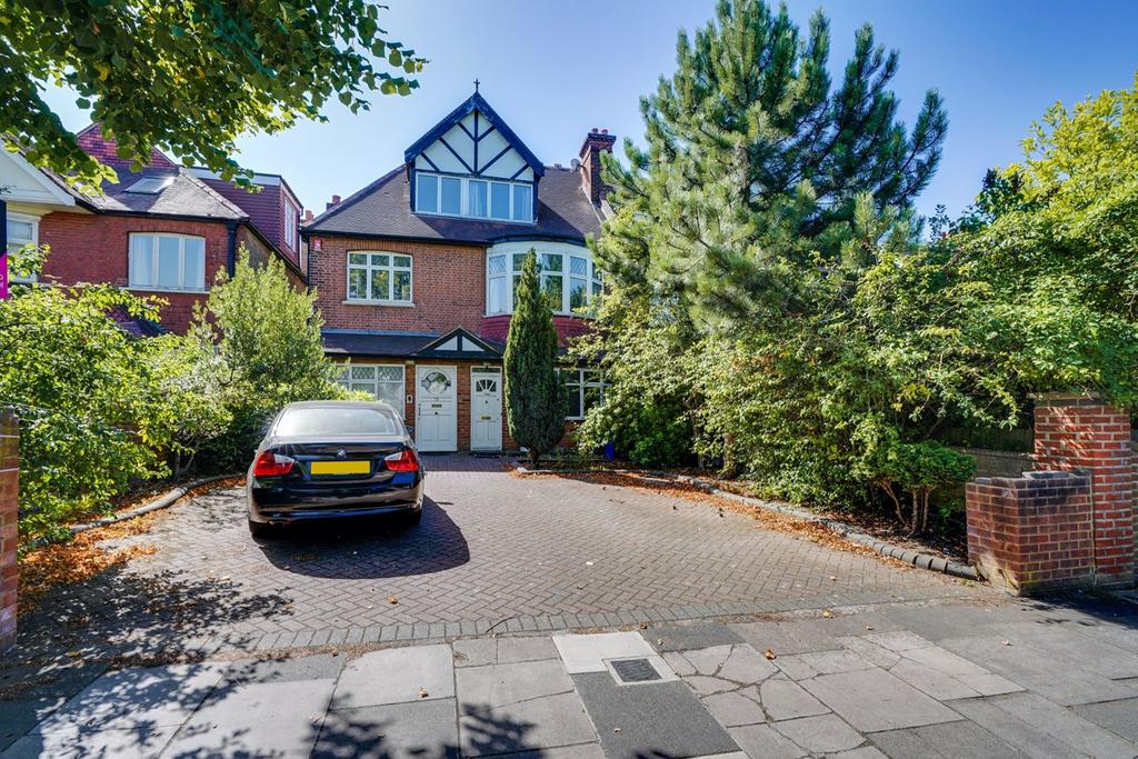 Cleveland Road, Ealing, London, W13 3 bed flat £2,100 pcm (£485 pw)
