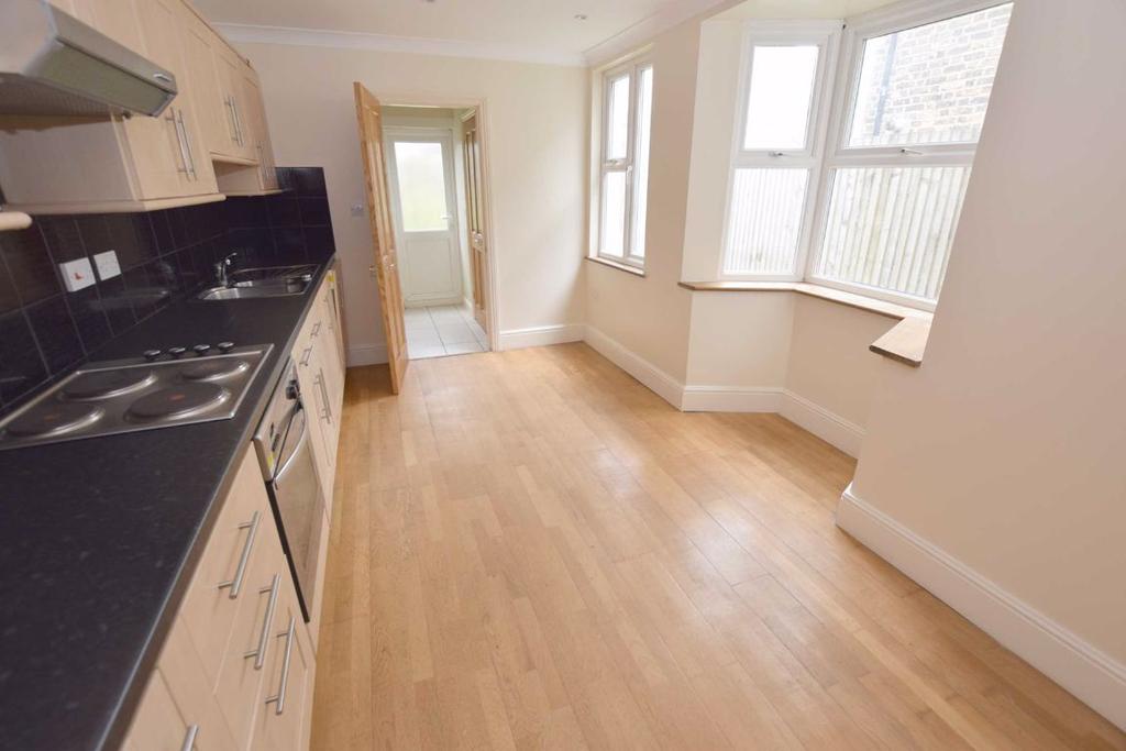 Squires Lane, Finchley, London, N3 2 bed house £1,599 pcm (£369 pw)