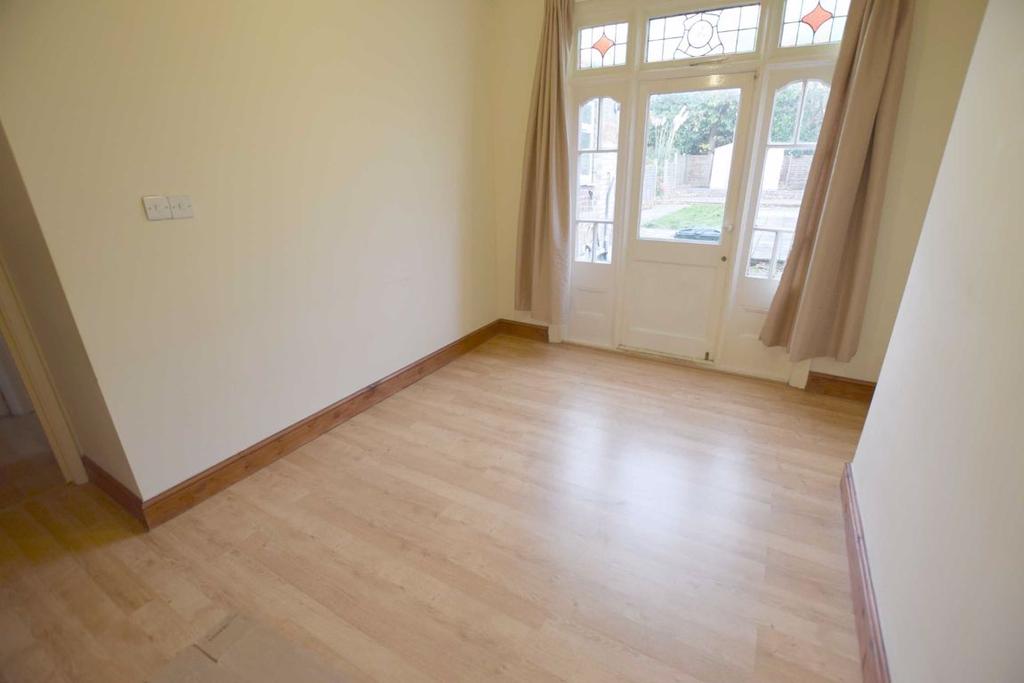 Squires Lane, Finchley, London, N3 3 bed terraced house £1,998 pcm (£