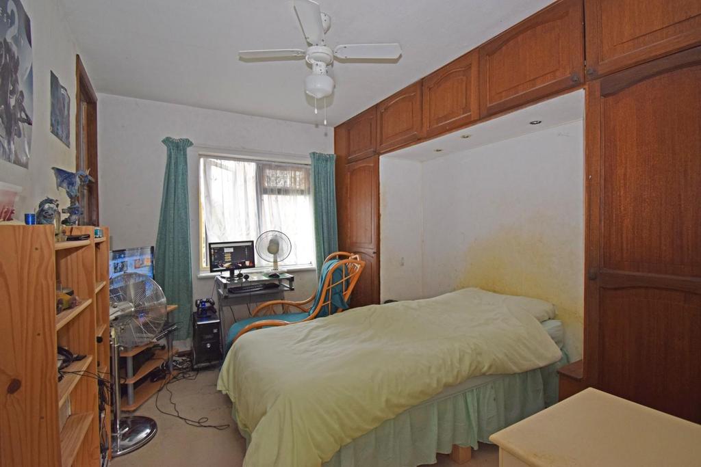 9 The Grove, bed 2.jpg