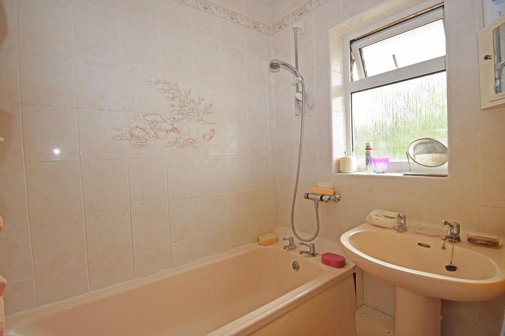 9 The Grove, bathroom.jpg
