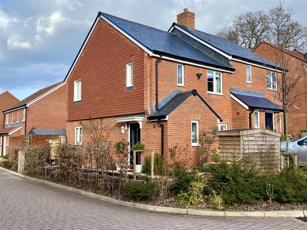 Otter Walk, Petersfield. 3 bed semidetached house £1,375 pcm (£317 pw)