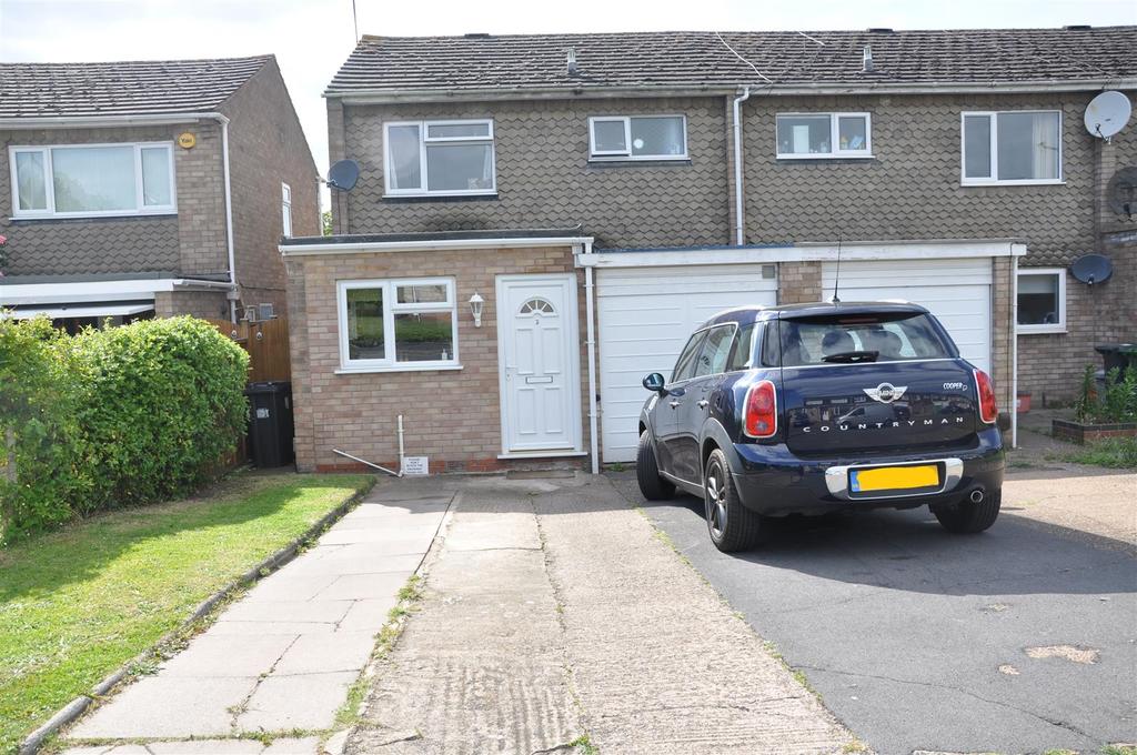 Arundel Close, Warwick 3 bed semidetached house £995 pcm (£230 pw)