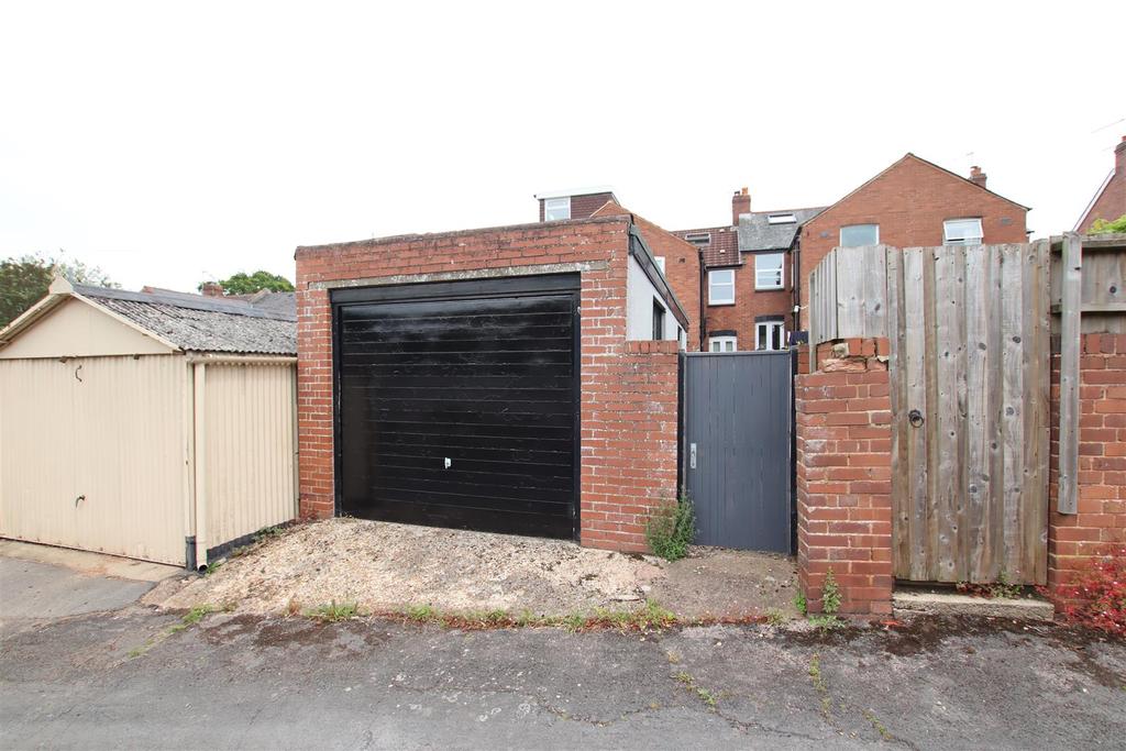 Garage to Rear.JPG