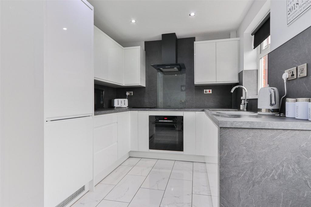 Brandon Way, Kingswood, Hull, HU7 3 bed semidetached house £145,000