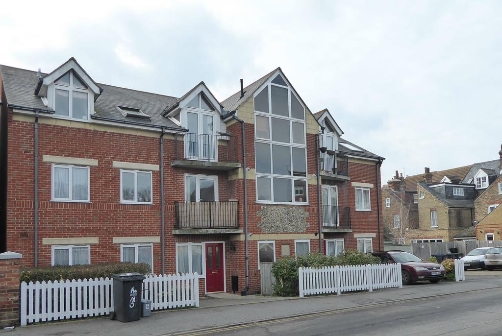 Northwood Road, Whitstable 2 bed flat £825 pcm (£190 pw)