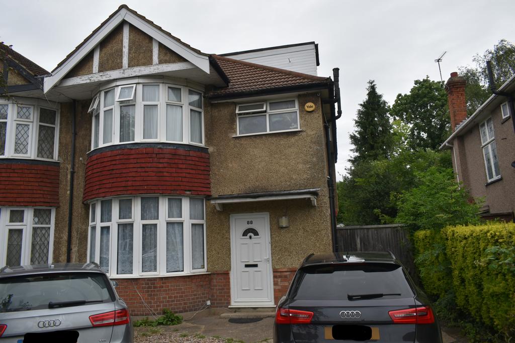 North Harrow, HA2 4 bed semidetached house £2,000 pcm (£462 pw)