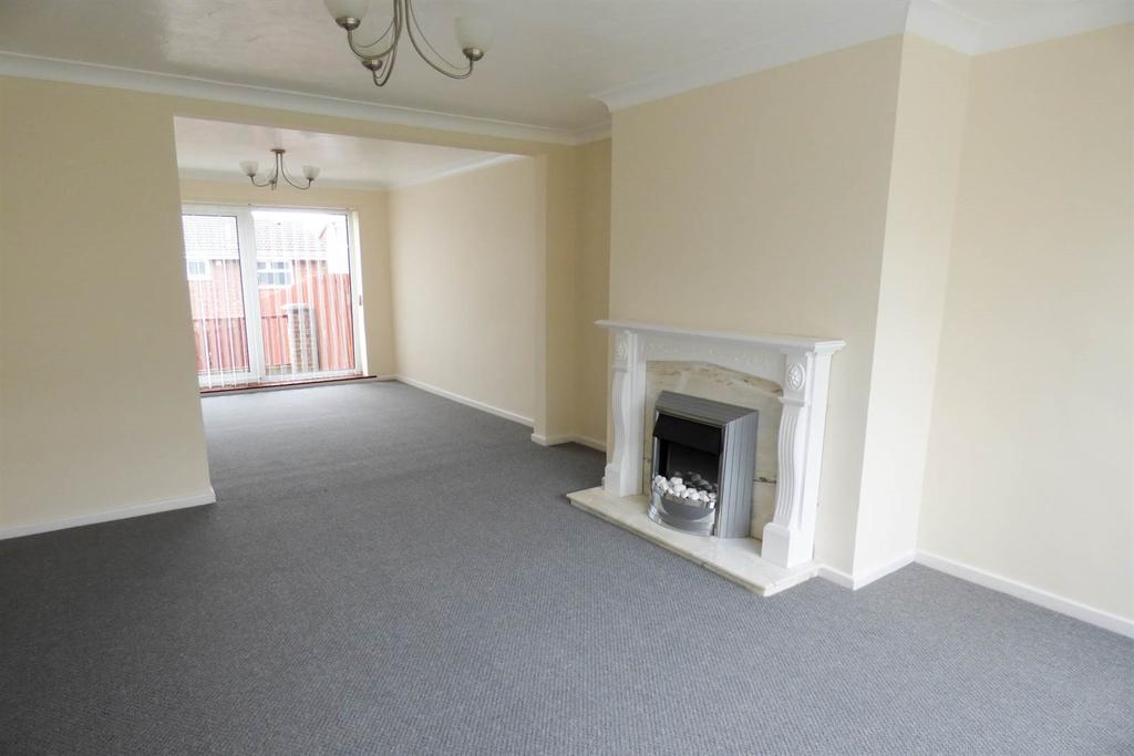 Wells Gardens, Low Fell 3 bed semidetached house £1,100 pcm (£254 pw)