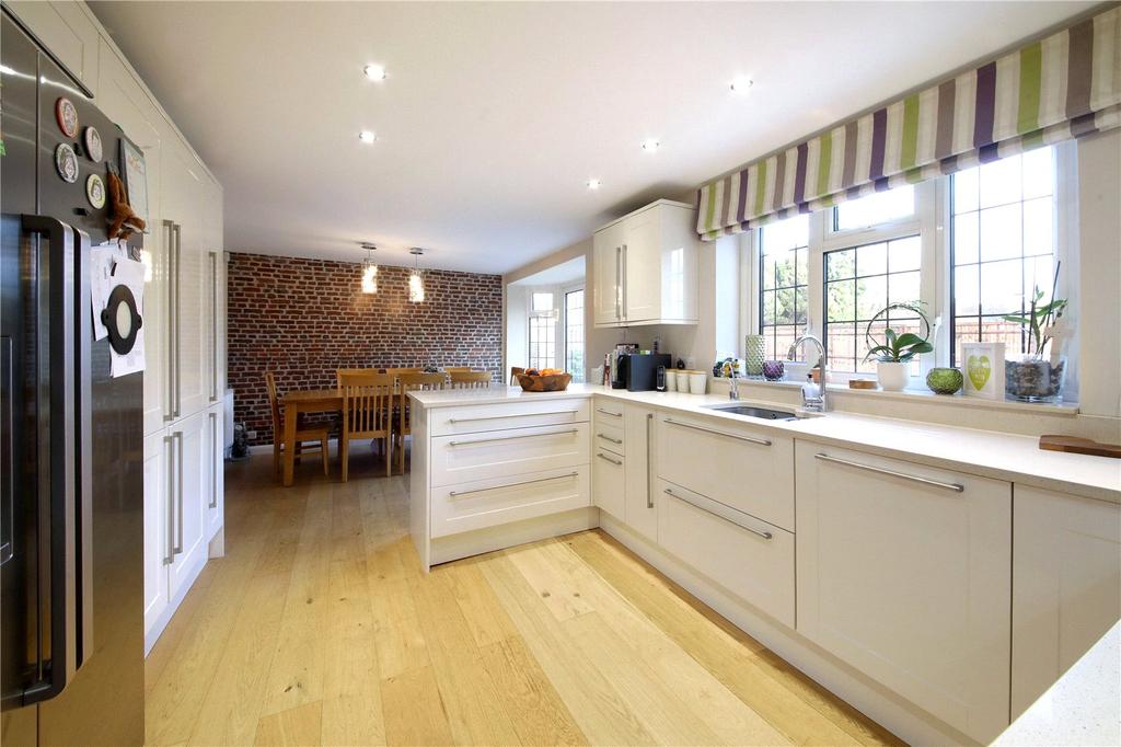 Wattleton Road, Beaconsfield, HP9 3 bed detached house £2,750 pcm (£