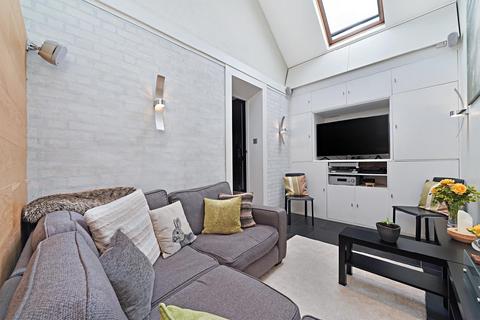 8 Trafalgar Close, London, SE16 7RL