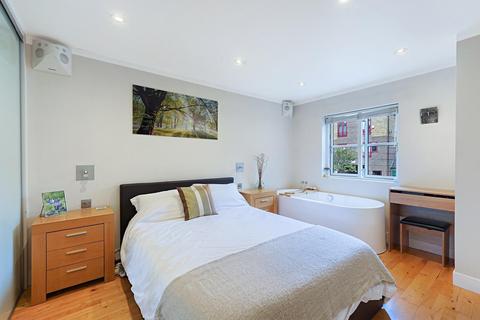 8 Trafalgar Close, London, SE16 7RL