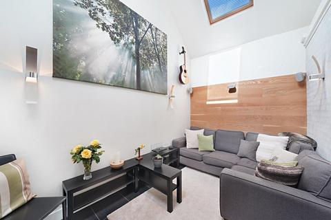 8 Trafalgar Close, London, SE16 7RL