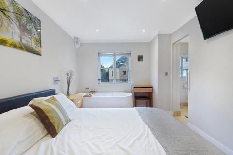 8 Trafalgar Close, London, SE16 7RL