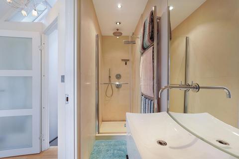 8 Trafalgar Close, London, SE16 7RL