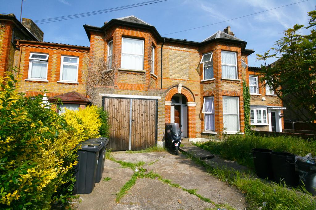 Broomhill Road, Ilford, IG3 1 bed flat for sale £200,000