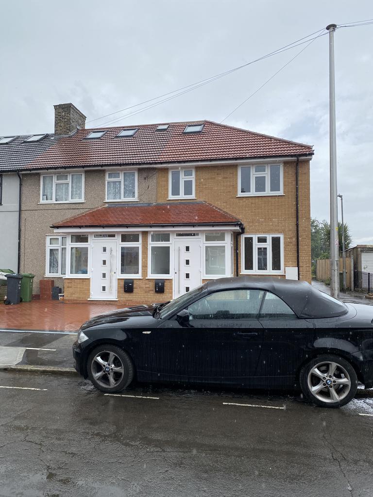 Chaplin Road, Dagenham RM9 4 bed end of terrace house £1,900 pcm (£