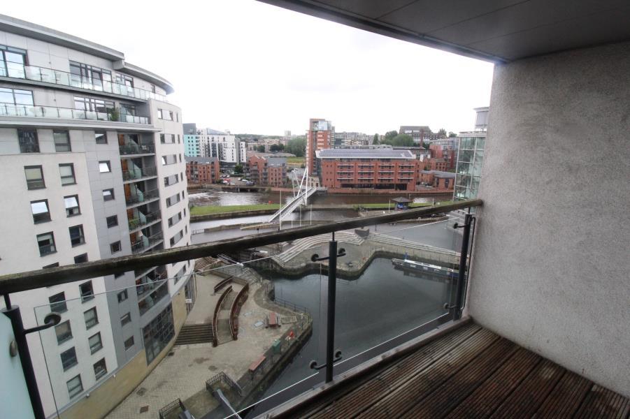 MACKENZIE HOUSE, LEEDS DOCK. LS10 1PT 2 bed apartment £1,200 pcm (£