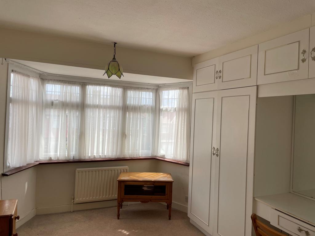 Crowshott Avenue, Stanmore HA7 4 bed end of terrace house £2,150 pcm