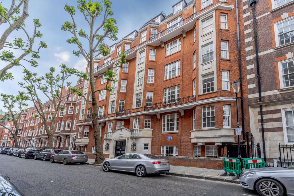 Avenue Court