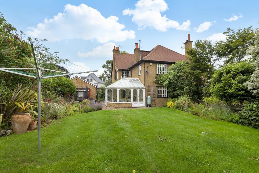 Esher Avenue, WaltonOnThames, KT12 5 bed semidetached house £950,000