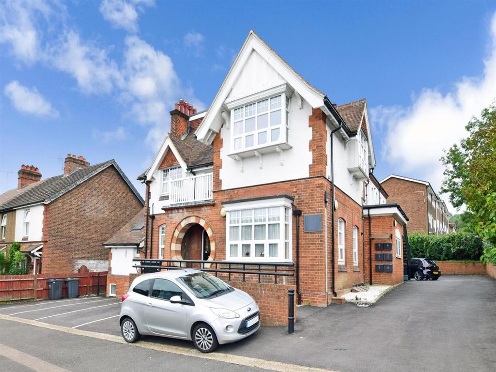 Baltic Road Tonbridge TN9 1 bed ground floor flat £950 pcm (£219 pw)