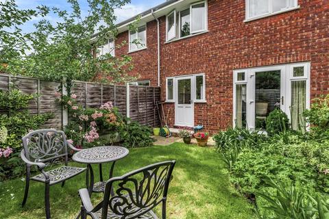 1 Cadogan Close, Teddington, TW11 8TR