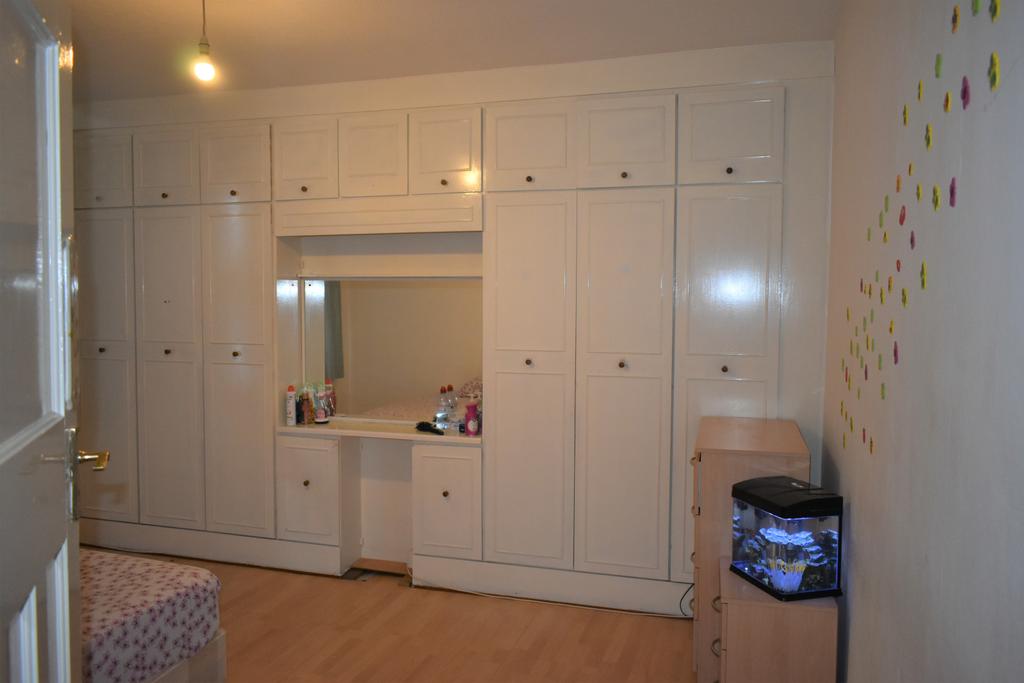 3 bedroom flat in Harrow