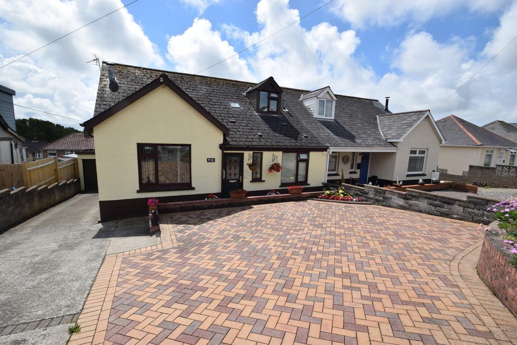 38 Wyndham Crescent, Bridgend... 3 bed semidetached bungalow £239,950