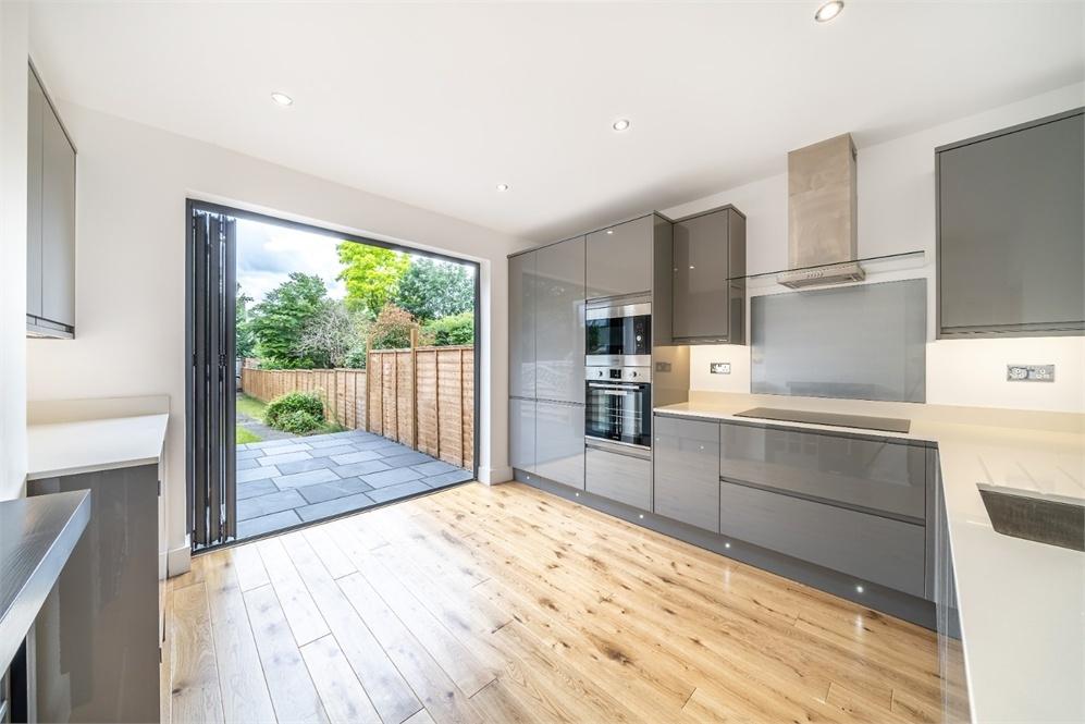 Royston Road, Penge 2 bed flat £450,000