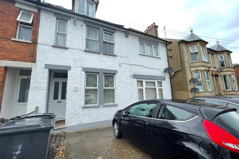 5 bedroom semi-detached house to rent, Roberts Road, Hp13