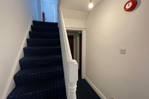 5 bedroom semi-detached house to rent, Roberts Road, Hp13