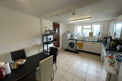 5 bedroom semi-detached house to rent, Roberts Road, Hp13